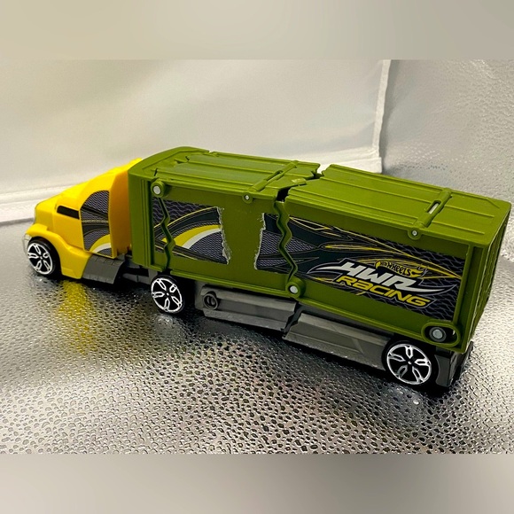 Hot Wheels “Racing” Transport Vehicle - Picture 6 of 6